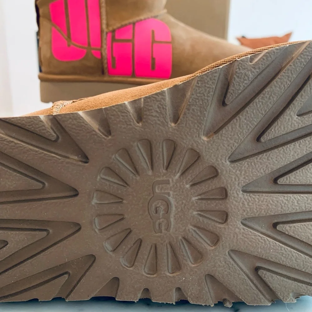 New UGG Classic Ultra Mini Chopd Logo Boot - Picture 4 of 9